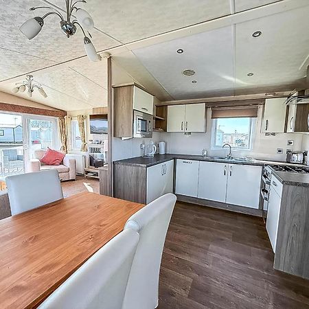 Beautiful Caravan With Decking Wifi At St Osyth Beach Holiday Park Ref 28077Dw Clacton-on-Sea Eksteriør billede