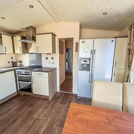 Beautiful Caravan With Decking Wifi At St Osyth Beach Holiday Park Ref 28077Dw Clacton-on-Sea Eksteriør billede