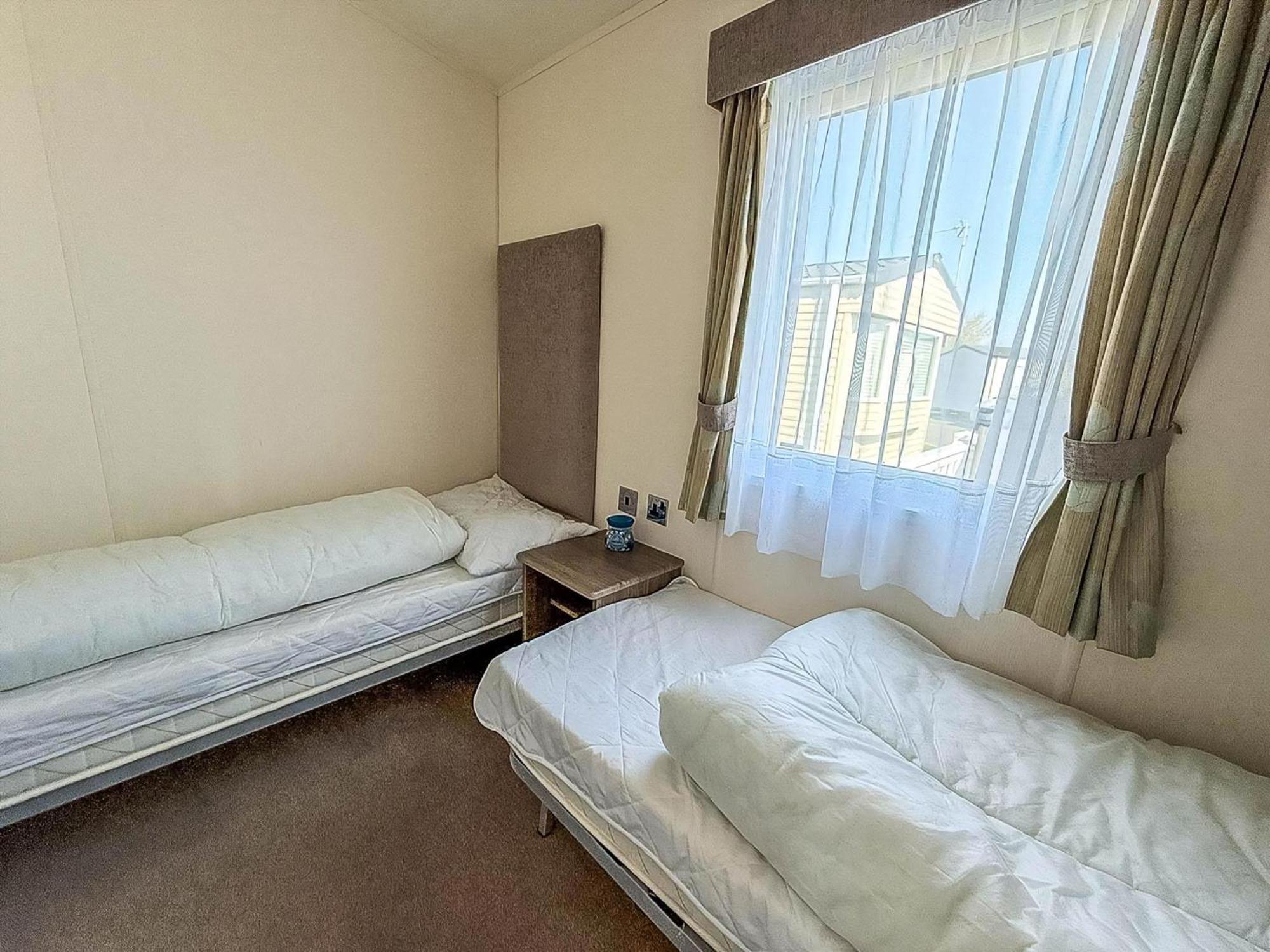 Beautiful Caravan With Decking Wifi At St Osyth Beach Holiday Park Ref 28077Dw Clacton-on-Sea Eksteriør billede