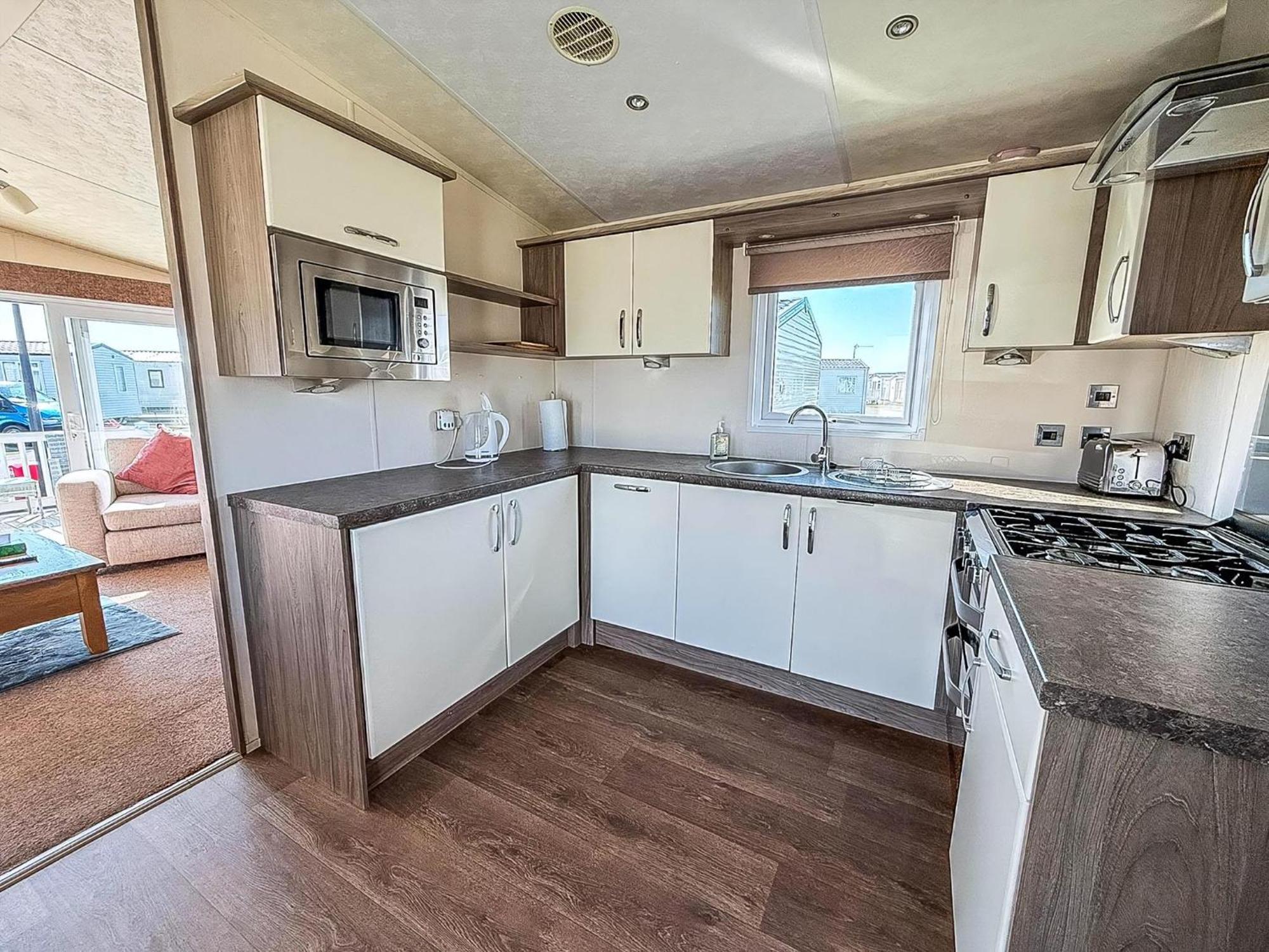 Beautiful Caravan With Decking Wifi At St Osyth Beach Holiday Park Ref 28077Dw Clacton-on-Sea Eksteriør billede