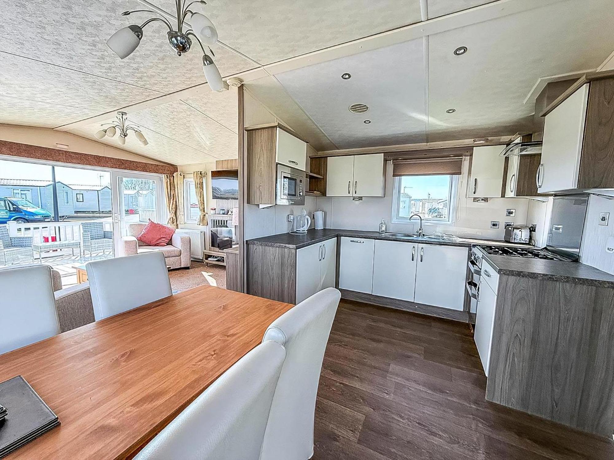 Beautiful Caravan With Decking Wifi At St Osyth Beach Holiday Park Ref 28077Dw Clacton-on-Sea Eksteriør billede