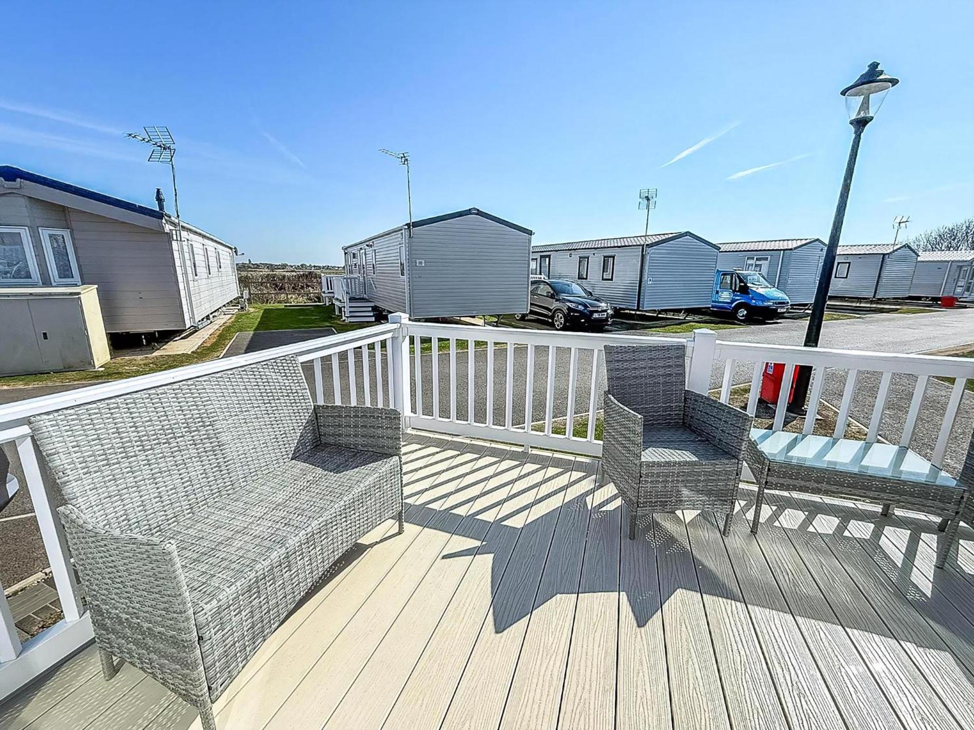 Beautiful Caravan With Decking Wifi At St Osyth Beach Holiday Park Ref 28077Dw Clacton-on-Sea Eksteriør billede