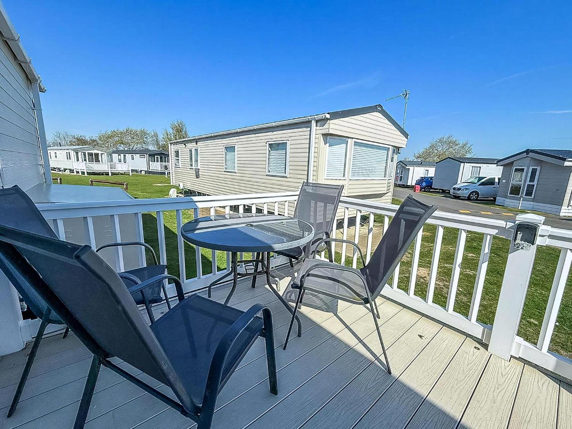 Beautiful Caravan With Decking Wifi At St Osyth Beach Holiday Park Ref 28077Dw Clacton-on-Sea Eksteriør billede