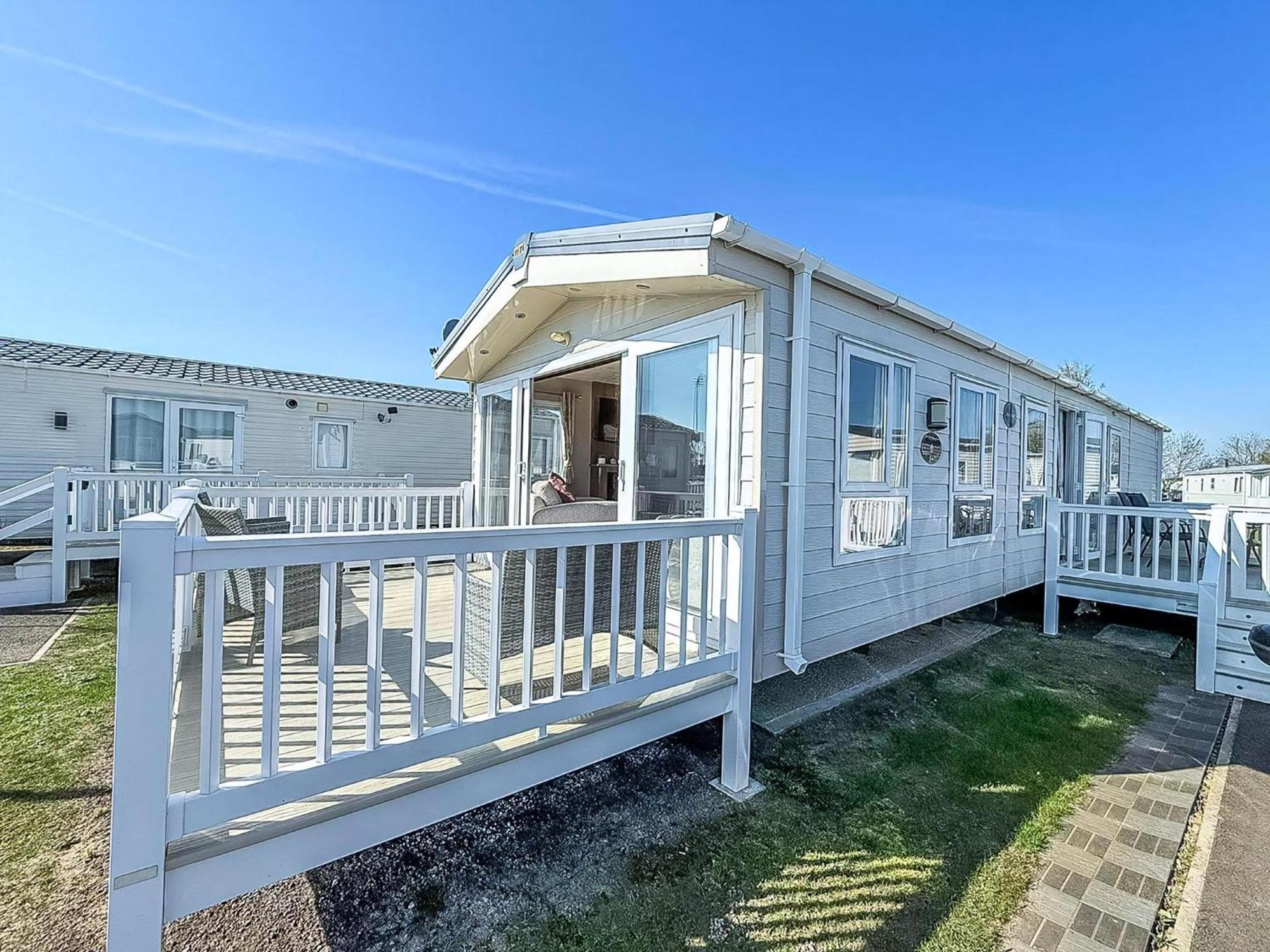 Beautiful Caravan With Decking Wifi At St Osyth Beach Holiday Park Ref 28077Dw Clacton-on-Sea Eksteriør billede